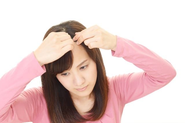 女性の髪の毛が抜ける8つの原因とおすすめの対策方法