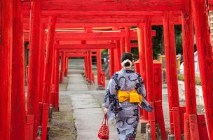 青森高山稲荷神社_着物女性