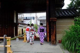 奈良元興寺_着物女性